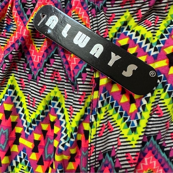 NWT Colorful Geometric Print Leggings One Size - Picture 4 of 6